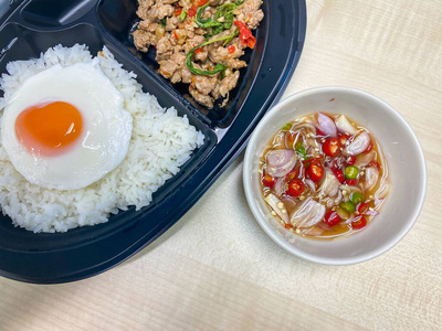 桌子 美食家 饮食 切碎 油炸 盘子 猪肉 午餐 街道 鸡蛋