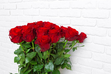 用红玫瑰做成的豪华花束。创意照片。