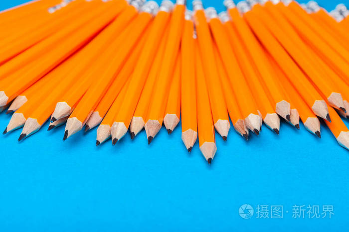 蓝色背景的橙色铅笔
