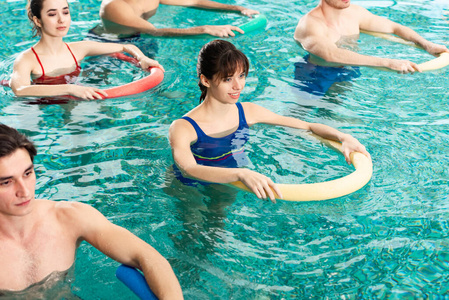 运动 锻炼 泳装 在室内 情感 女孩 团结 肌肉 运动型