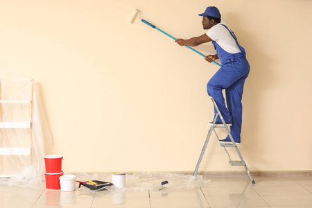 房子 绘画 更新 男人 房间 颜色 滚筒 装饰工 成人 建设者