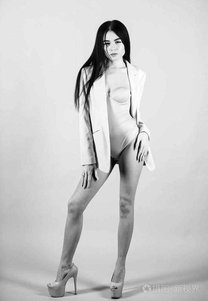 女孩性感穿正式夹克 女人性感的长腿俏皮的心情 诱人的性感女人赤身裸体穿夹克 女性气质和权力 性 检查 感觉很性感 苗条自信性感时尚照片 正版商用图片2af7f6 摄图新视界
