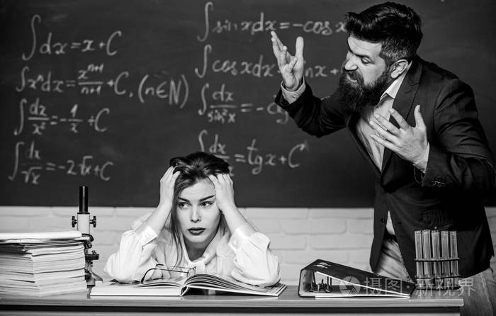 坏消息愤怒的老师在课上对学生大喊大叫满脸怒容的大胡子男人对学校的