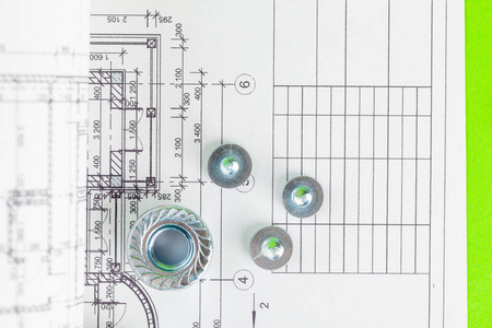 房屋平面图上的螺母和螺栓特写图片
