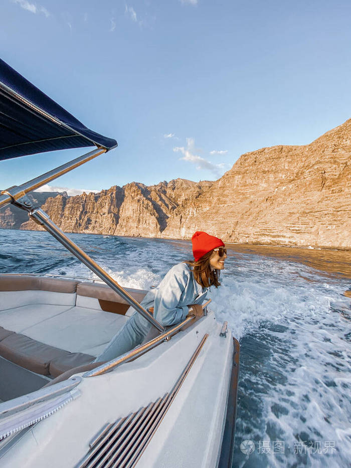 在游艇上航行的女旅行者
