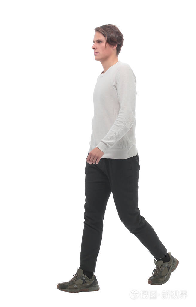 完全成长自信的年轻人大步向前走