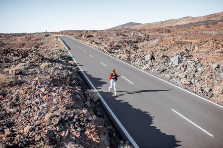 火山谷之路与女人行走图片