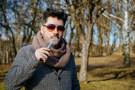 抖音戴墨镜叼烟大金链gif图片