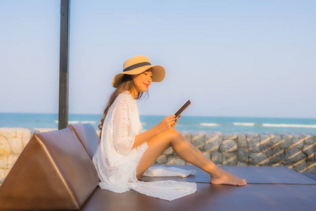 旅游业 白种人 假期 肖像 帽子 阅读 自然 女人 海滩