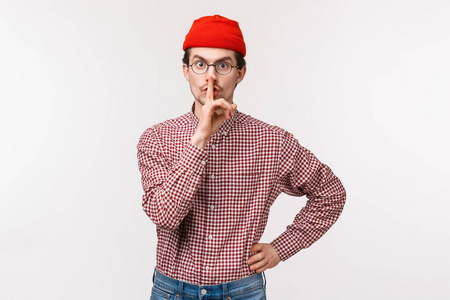 小熊在重要的会议上对着不礼貌的人大声说话,用食指捂住嘴唇,禁止说话