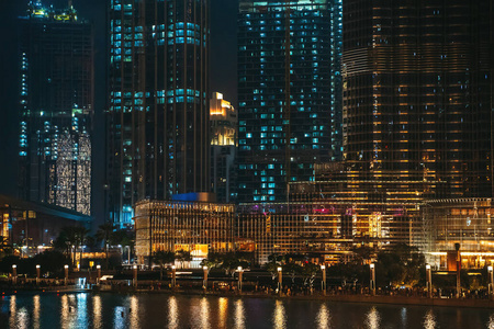 迪拜市中心建筑夜景与水倒影，阿联酋，豪华旅游和旅游