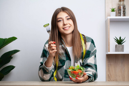 女孩吃富含维生素的蔬菜沙拉