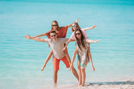 一家人在沙滩上开心的照片。夏季生活方式