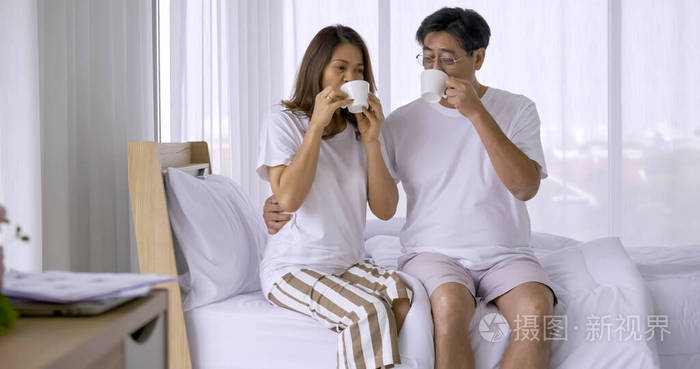 早晨 女人 夏天 饮酒 卧室 咖啡 浪漫的 杯子 人类 闲暇