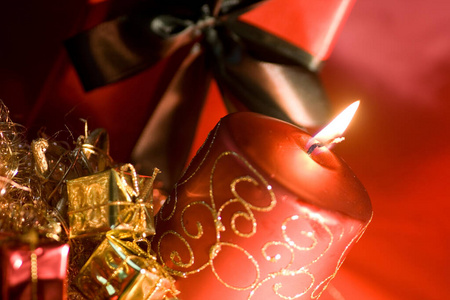 礼物 蜡烛 闪耀 包裹 温暖 火焰 圣诞节 浪漫的 到来