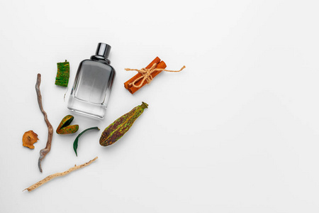一瓶时髦的法国香水。创意照片。