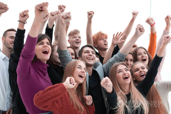 一群兴高采烈的年轻人期待着