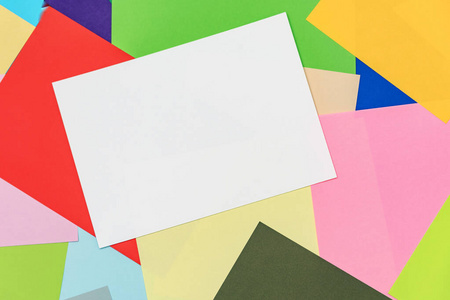 散落纸五彩缤纷的五彩缤纷的五彩缤纷的纸片散落在五彩缤纷的背景上