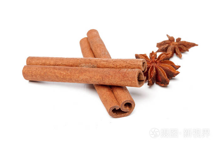 白色背景上孤立的肉桂枝创意照片