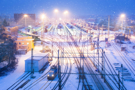 轨道 照亮 冬天 运输 火车 雪花 灾难