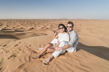 迪拜沙漠沙丘甜点,阿拉伯联合酋长国迪拜沙漠旅行的情侣,迪拜城市之旅