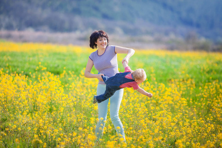 春暖花开的花园里快乐的女人和孩子。