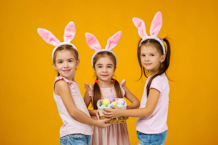 女孩们拿着装满彩蛋的篮子。