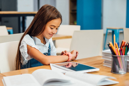 未来 白种人 写作 学校 桌子 制服 教材 笔记本电脑 孩子们
