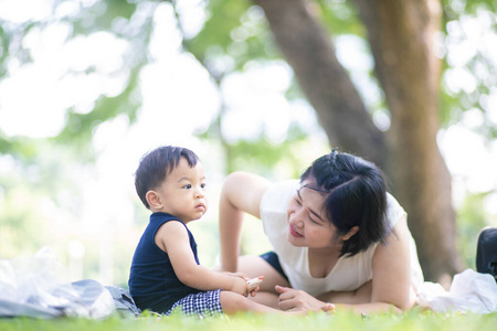 妈妈 教学 照顾 母亲 乐趣 帮助 小孩 幸福 学习 蹒跚学步的孩子