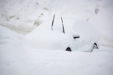 暴风雪过后汽车被埋在厚厚的一层雪下