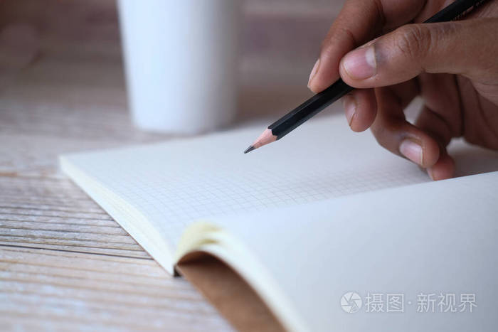 用铅笔在纸上写字的特写镜头