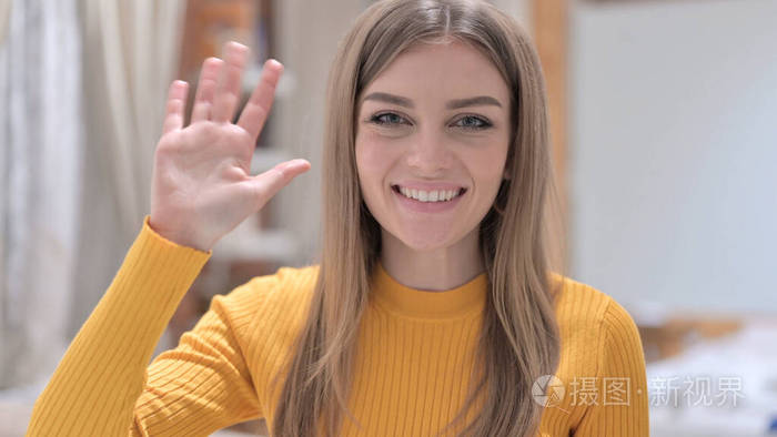 美丽创意年轻女子在镜头前挥手的肖像照片-正版商用图片2agx1q-摄图新