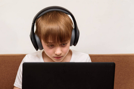 技术 小孩 通信 青少年 可爱的 冲浪 耳机 笔记本电脑