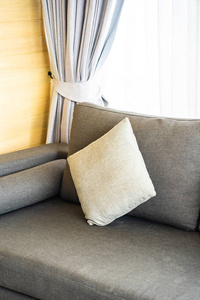 放松 在室内 窗口 复制 空的 公寓 奢侈 植物 枕头 沙发
