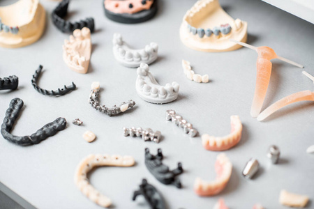 种植牙的人工颌骨模型图片