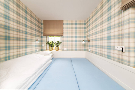 浅蓝色卧室，带棕色百叶窗和方格壁纸