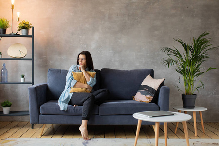 失意迷茫的女性感到不快乐,个人生活出现问题,与男友吵架分手以及意外