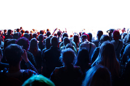 一群歌迷在一场演唱会的台前，很多人看着舞台