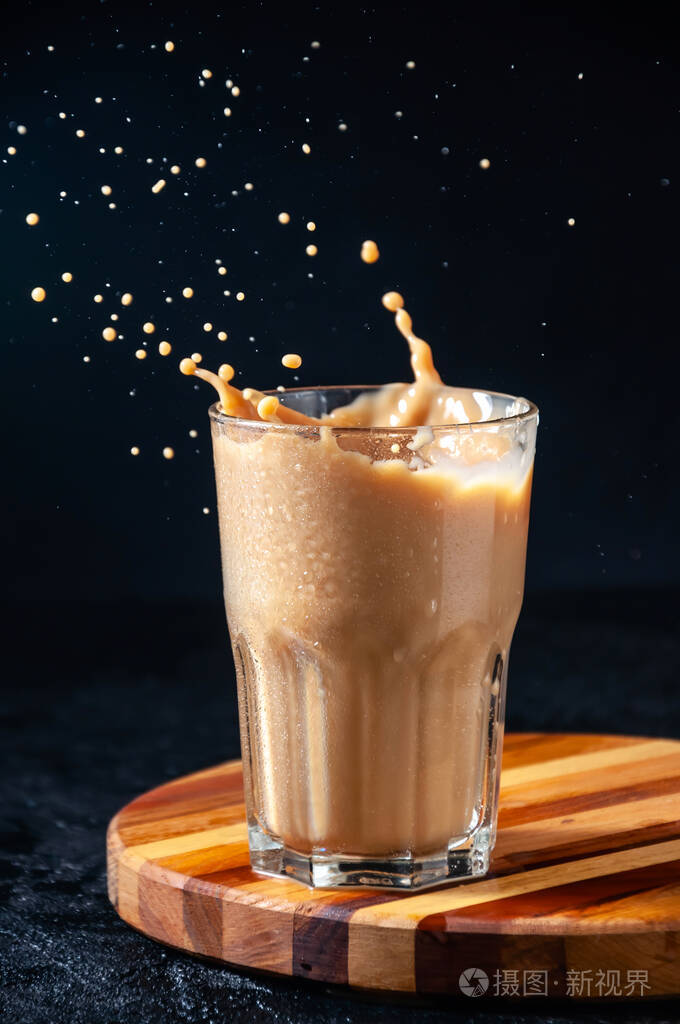 深色背景的高玻璃杯中的冰咖啡concept清爽夏日饮品