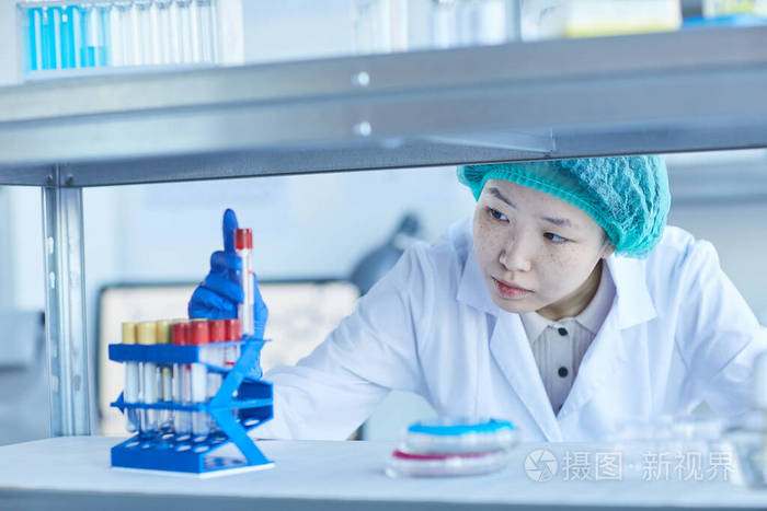 女化验员取出试管