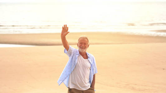 站立 海滩 夏天 闲暇 假日 微笑 天空 男人 老的 肖像
