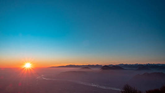 阳光 黎明 太阳 徒步旅行 意大利 傍晚 森林 天空 美丽的