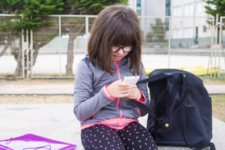 通信 书桌 青年 青少年 知识 智能手机 研究 作业 手机