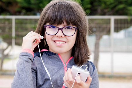 女人 应用程序 女孩 音乐 耳机 白种人 街道 技术 青少年