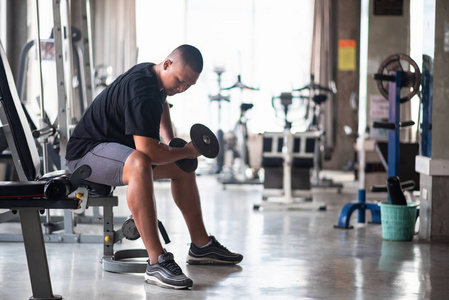 身体 运动型 运动 力量 健身房 在室内 训练 锻炼 重的