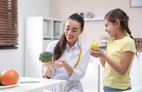 健康 病人 维生素 苹果 童年 护士 女孩 照顾 采访 蔬菜