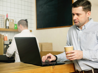 通信 餐厅 计算机 键盘 笔记本电脑 男人 赶时髦的人 咖啡馆