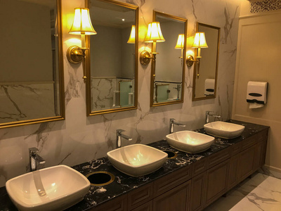 水龙头 新的 空的 淋浴 地板 卫生间 酒店 洗澡 陶瓷