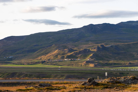 西峡湾风景，多云的天空冰岛。