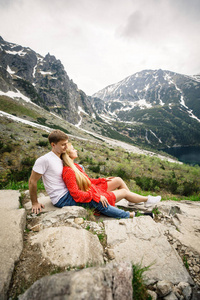 成人 岩石 假期 冒险 旅行 旅行者 天空 极端 风景 夫妇